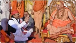 Akhilesh Yadav: अखिलेश यादव ने शंकराचार्य से लिया आशीर्वाद, ‘नकली संतों’ पर बड़ा वार, बोले- यूपी में जानबूझकर पैदा किया ईंधन संकट