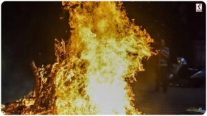 Holika Dahan 2026 : होलिका की अग्नि में क्यों डाली जाती है लकड़ी? जानें इसके पीछे का पौराणिक रहस्य