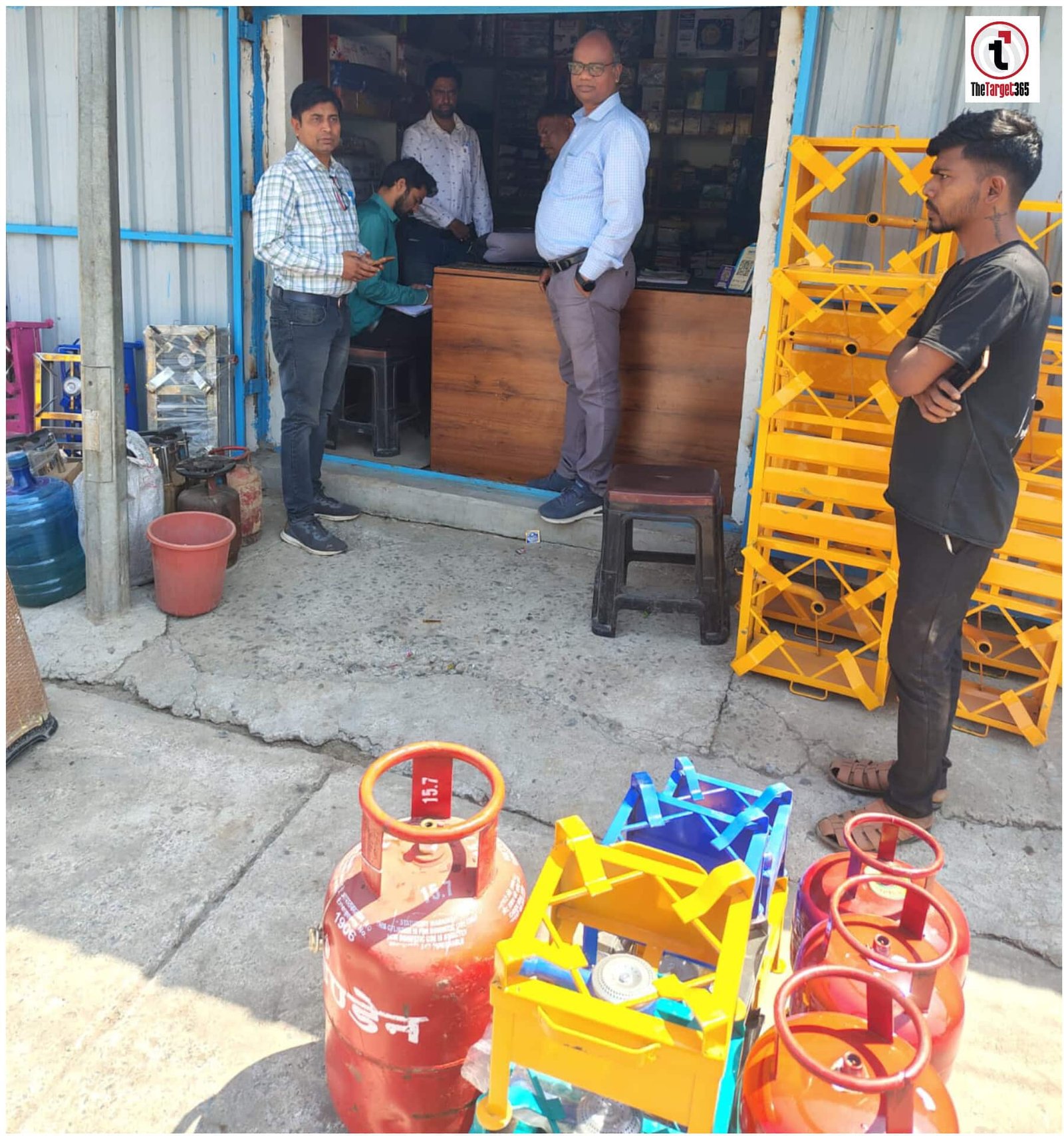 घरेलू गैस सिलेंडरों के अवैध भण्डारण पर कार्रवाई, 124 सिलेंडर जब्त