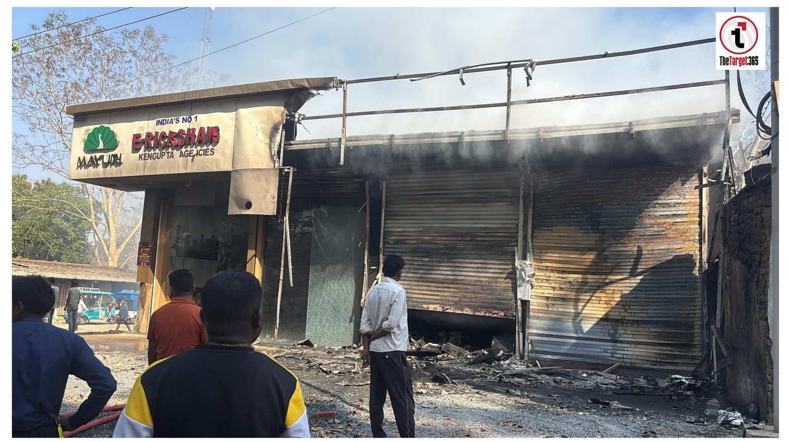 ई-रिक्शा के गोदाम में आग से लाखों का नुकसान, आग बुझाने फायर ब्रिगेड कर रहा प्रयास