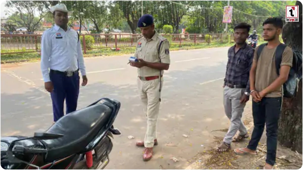 Durg Road Safety: दुर्ग में सरकारी कर्मचारियों के लिए हेलमेट अनिवार्य, नियम तोड़ा तो दफ्तर में नहीं मिलेगी एंट्री