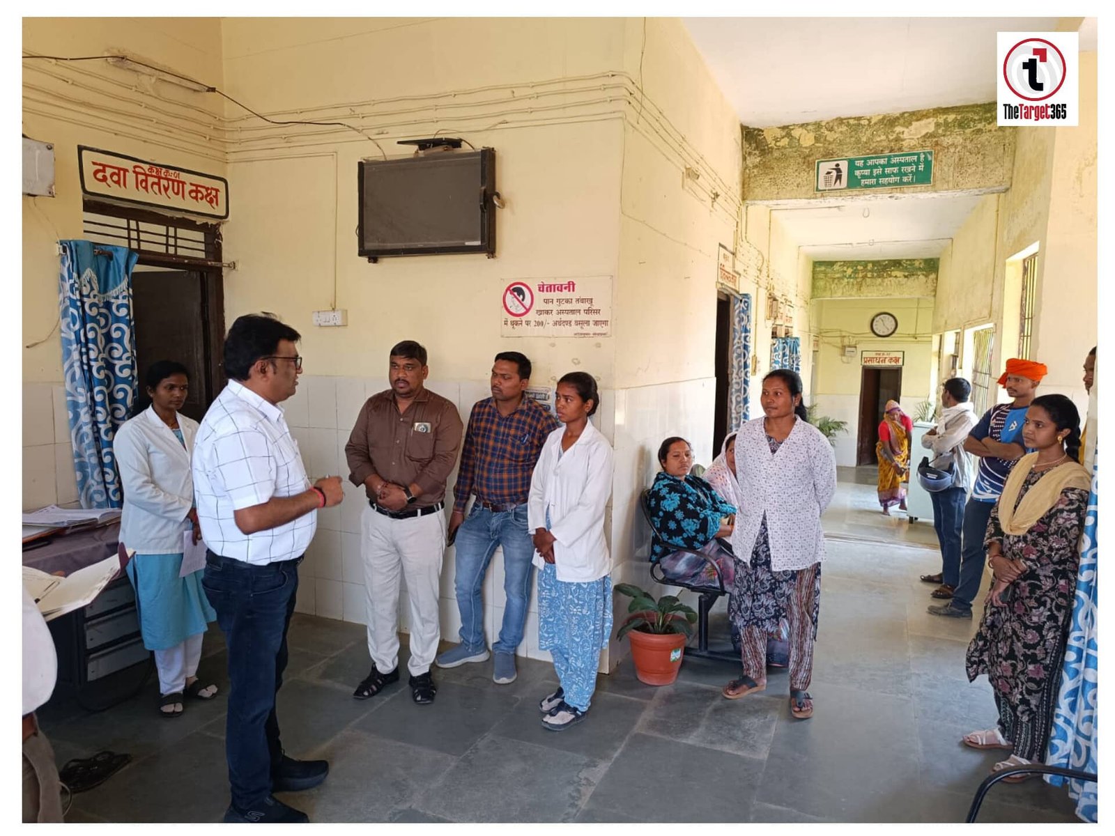 सरगुजा में स्वास्थ्य सेवाओं की पोल खुली: औचक निरीक्षण में अव्यवस्था, कई कर्मचारी नदारद, नोटिस जारी