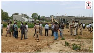 भातुपारा तालाब पर चला बुलडोजर: प्रशासन ने शुरू की 1 एकड़ जमीन को अतिक्रमण मुक्त करने कार्रवाई, नोटिस के बाद भी नहीं हटाया था कब्जा