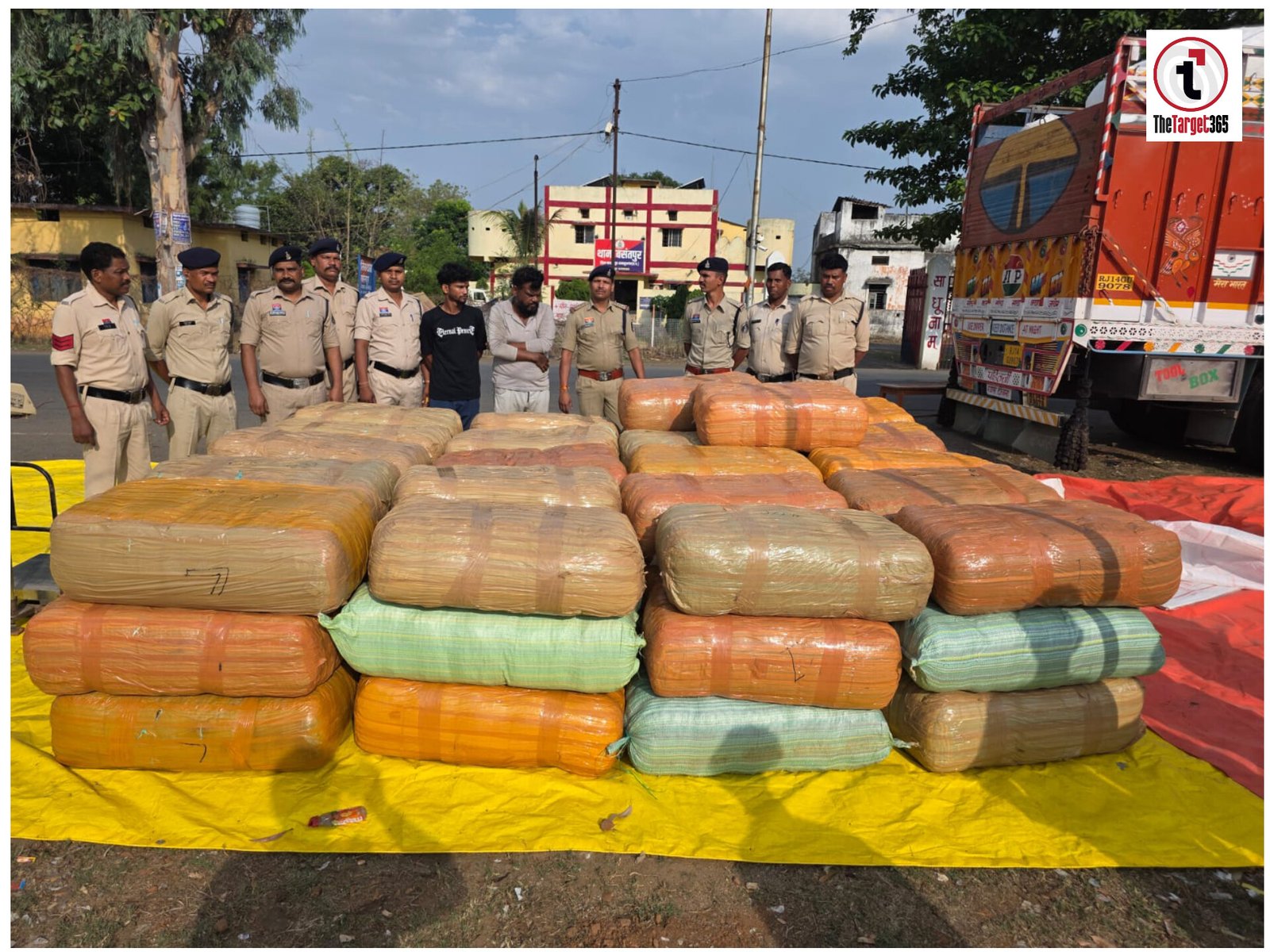 Balrampur Police : 10 करोड़ का गांजा जब्त, उड़ीसा से यूपी जा रहे ट्रक से 1941 किलो गांजा बरामद, दो अंतरराज्यीय तस्कर गिरफ्तार