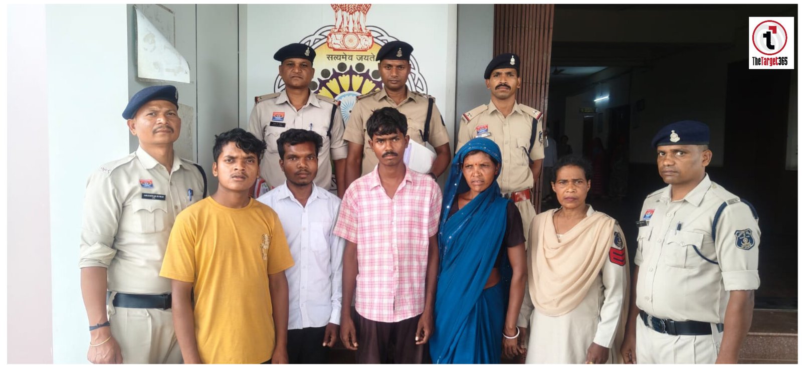 Surajpur Crime : मां से मारपीट का बदला लेने बेटे ने की पिता की हत्या, बोरी में शव भरकर फेंका; मां, मौसा और दोस्त भी गिरफ्तार