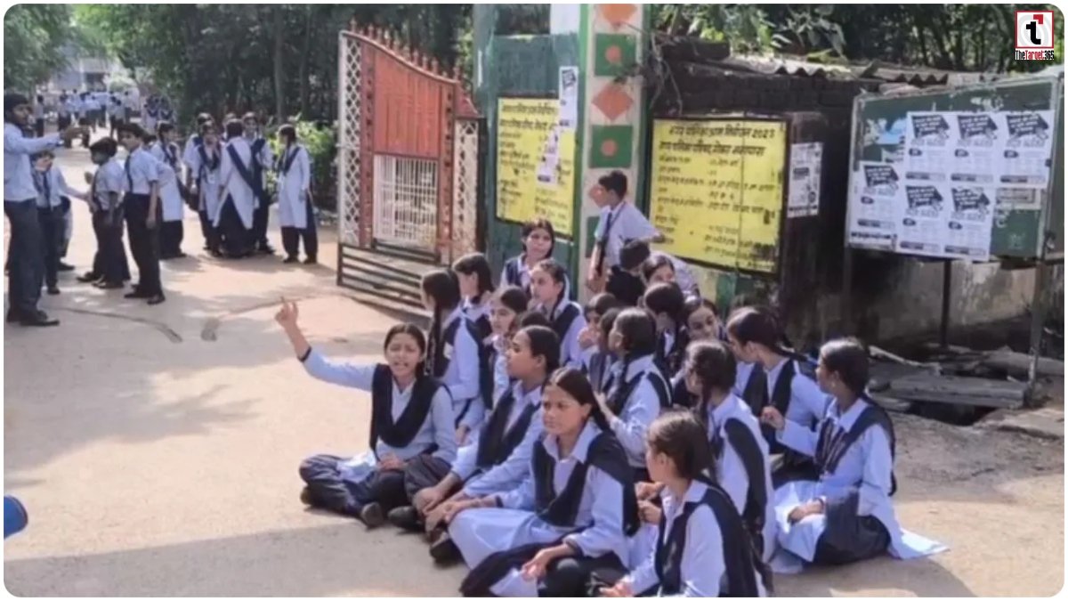 CG School Controversy: गोबरा नवापारा में छात्राओं का प्रदर्शन, प्राचार्य पर फेल करने की धमकी का आरोप