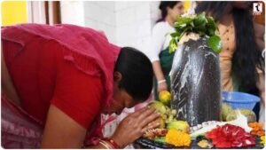 Clapping In Front Of Shivling
