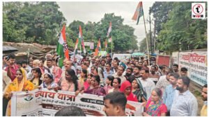 Surguja Congress : सत्ताधारी नेताओं से जुड़े मामलों में पुलिस की निष्क्रियता पर कांग्रेस का हमला, बरसते पानी में रैली निकाल आईजी को सौंपा ज्ञापन
