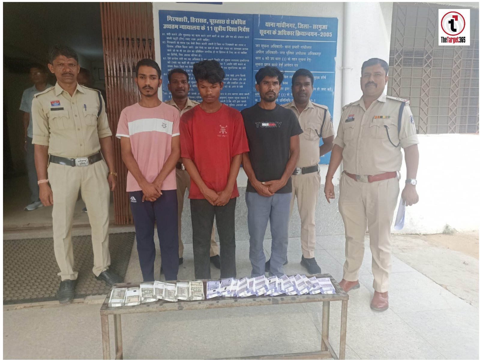 Ambikapur News : नौकर और ड्राइवर ही निकले मास्टरमाइंड, 12 घंटे में 5 लाख की चोरी का खुलासा; बाल अपचारी समेत 4 गिरफ्तार