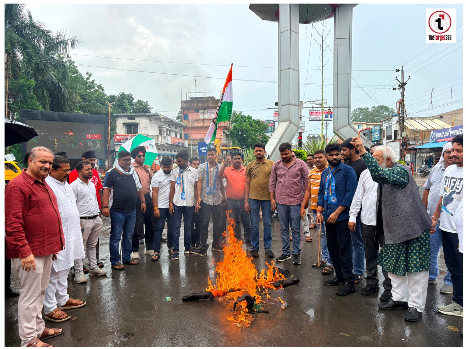 Ambikapur News : पेपर लीक और छात्र लाठीचार्ज के विरोध में कांग्रेस का प्रदर्शन, पीएम मोदी का फूंका पुतला