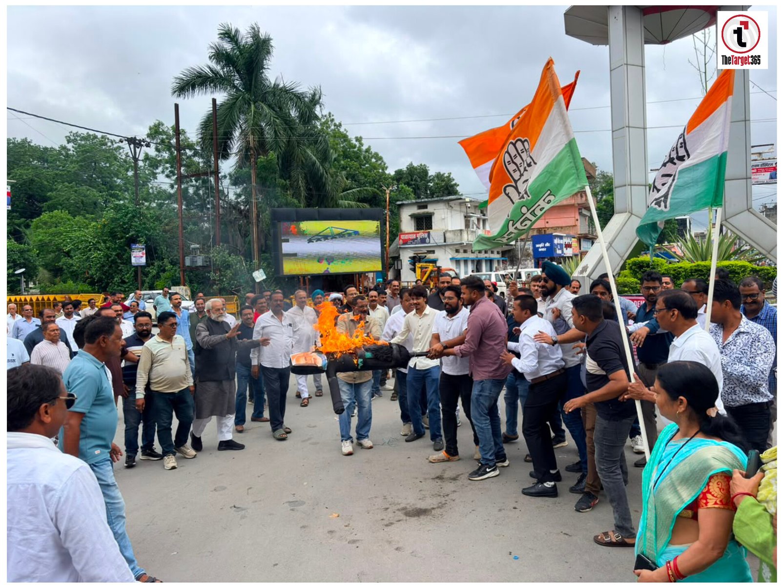 Ambikapur News : छात्रों पर लाठीचार्ज और राहुल-प्रियंका की गिरफ्तारी के विरोध में कांग्रेस का प्रदर्शन, प्रधानमंत्री का पुतला फूंका