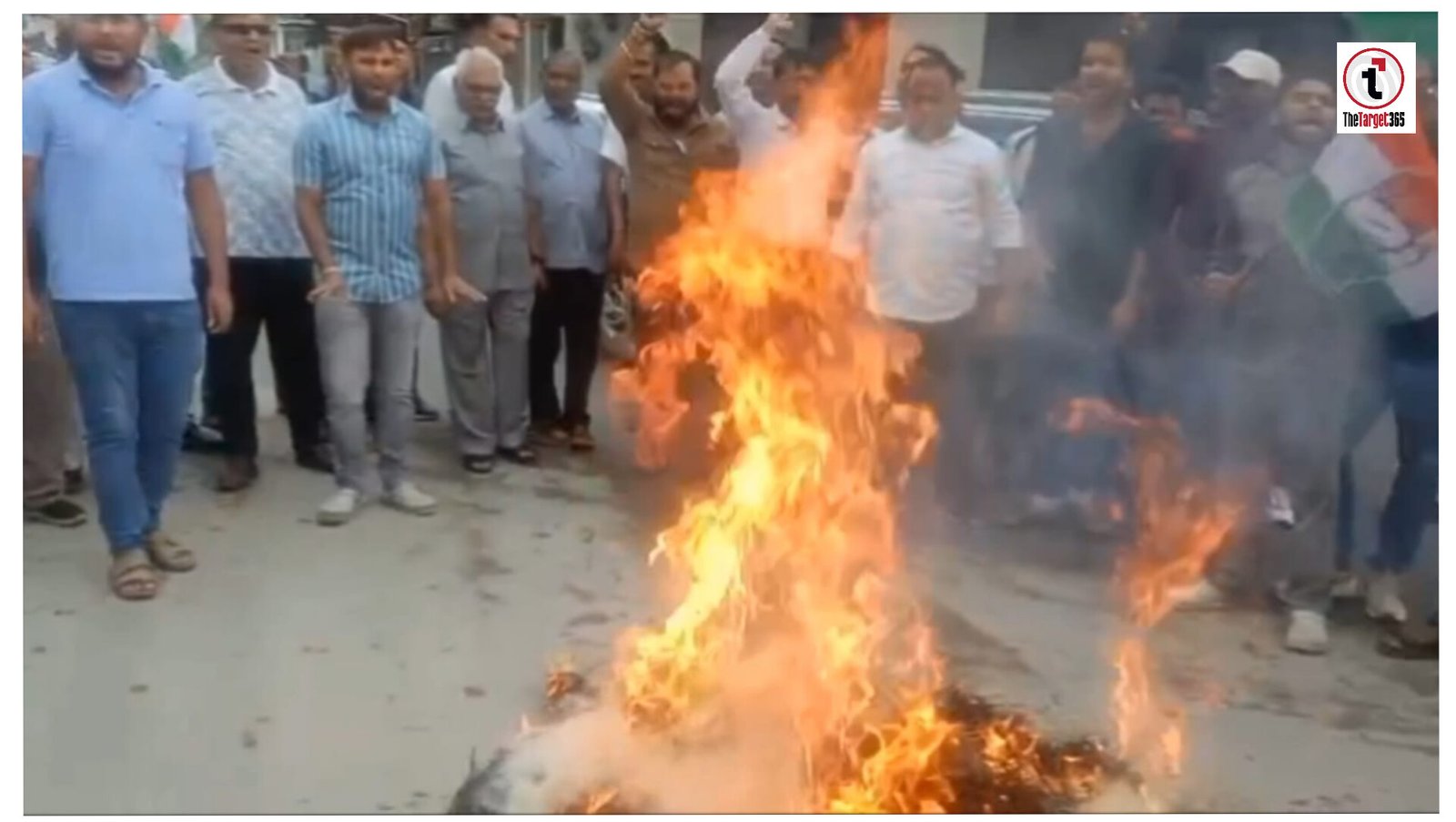 Surajpur News: छात्रों पर लाठीचार्ज और कांग्रेस नेताओं की गिरफ्तारी के विरोध में प्रतापपुर में कांग्रेस का धरना, केंद्र सरकार का फूंका पुतला