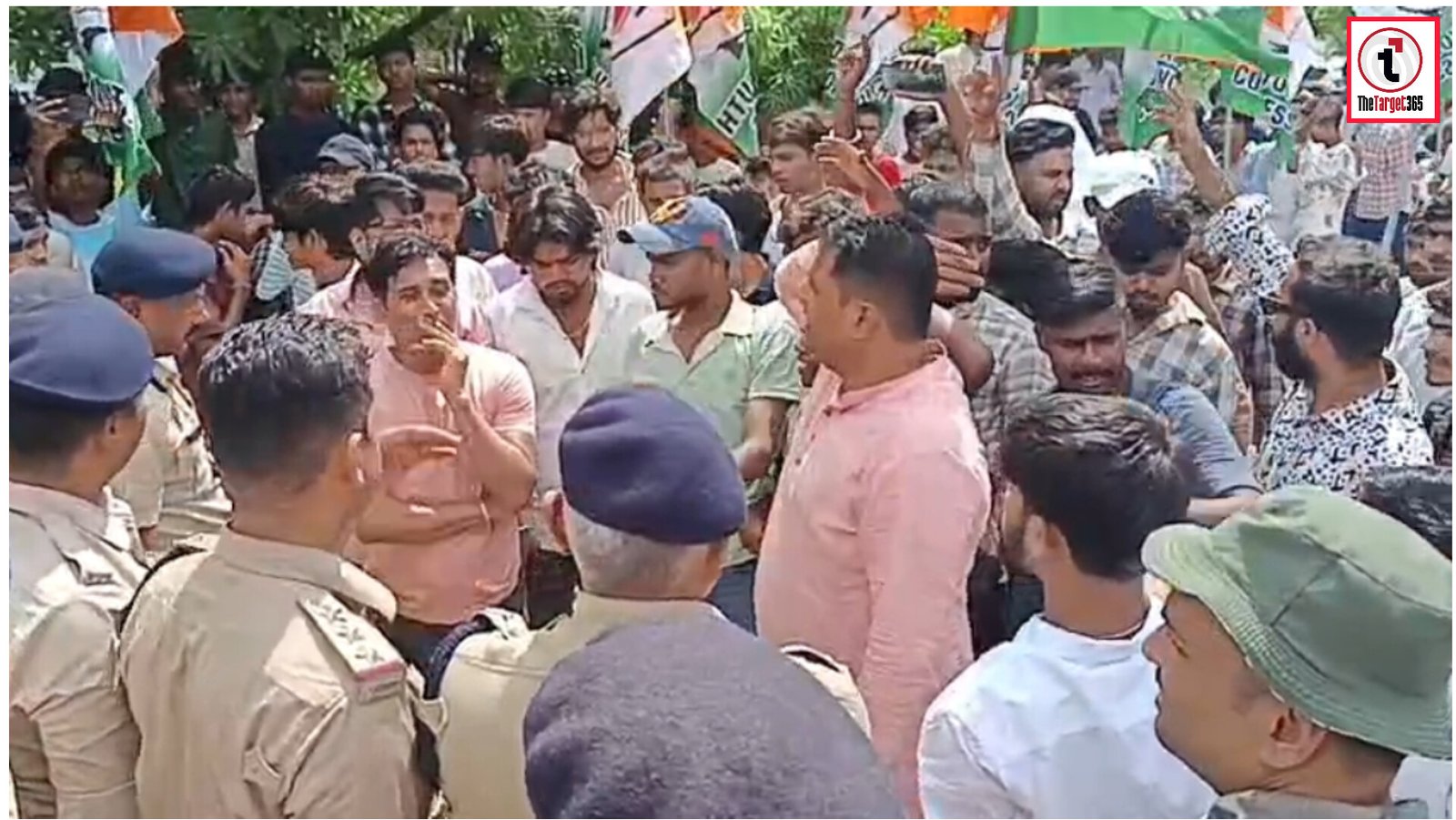 Ambikapur News : नगर निगम की बदहाल व्यवस्थाओं को लेकर युवा कांग्रेस का हल्लाबोल, कार्यालय का किया घेराव