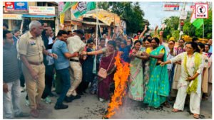 Ambikapur News : बलात्कार के दोषियों के स्वागत और कंगना की टिप्पणी के विरोध में महिला कांग्रेस का प्रदर्शन, पुतला दहन
