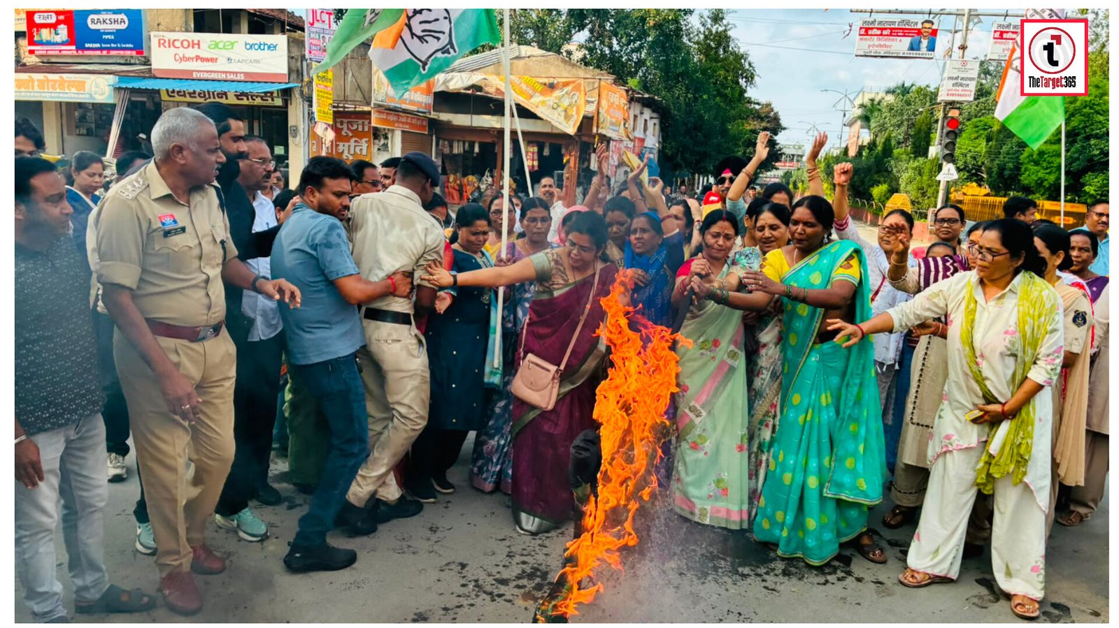 Ambikapur News : बलात्कार के दोषियों के स्वागत और कंगना की टिप्पणी के विरोध में महिला कांग्रेस का प्रदर्शन, पुतला दहन