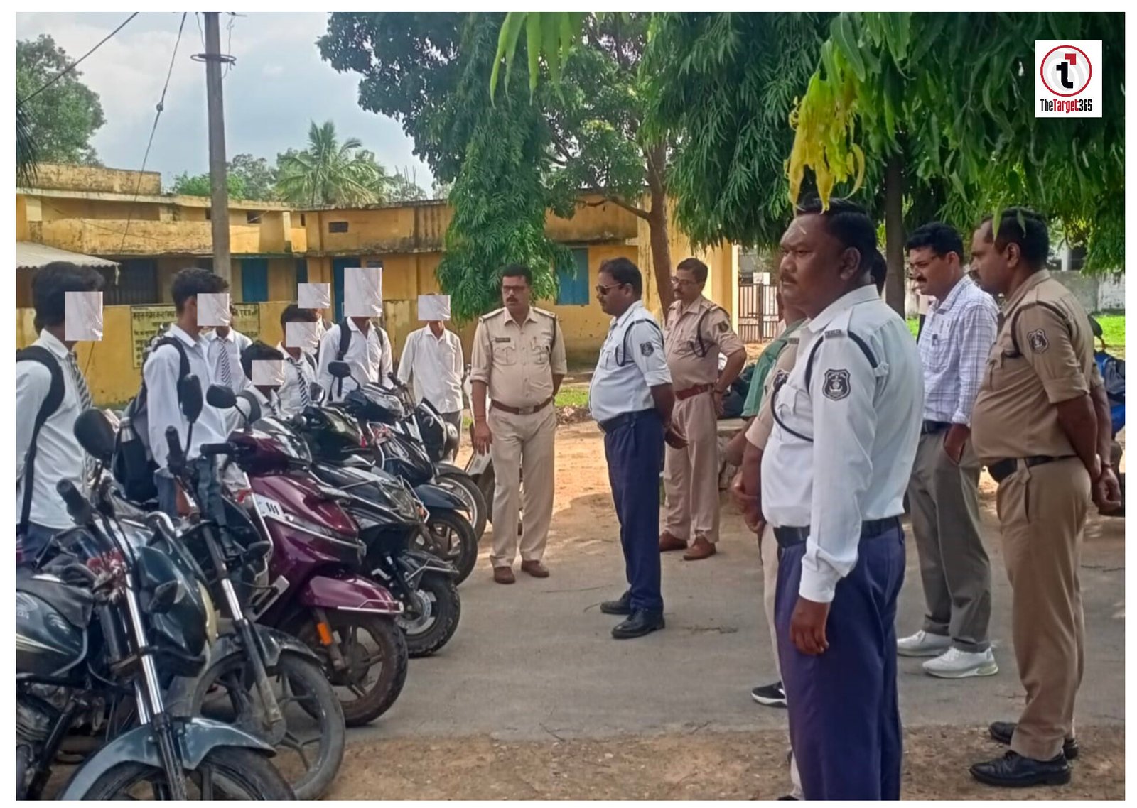 Surajpur News : नाबालिग वाहन चालकों पर पुलिस का बड़ा अभियान, 102 स्कूली छात्र पकड़े गए; अभिभावकों से वसूला 63 हजार रुपये जुर्माना