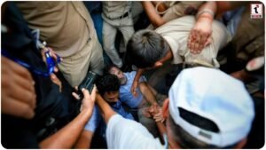 Rahul-Akhilesh Detained: राहुल और अखिलेश हिरासत में, बस से ले गई पुलिस; कांग्रेस सांसदों को भी हटाया गया