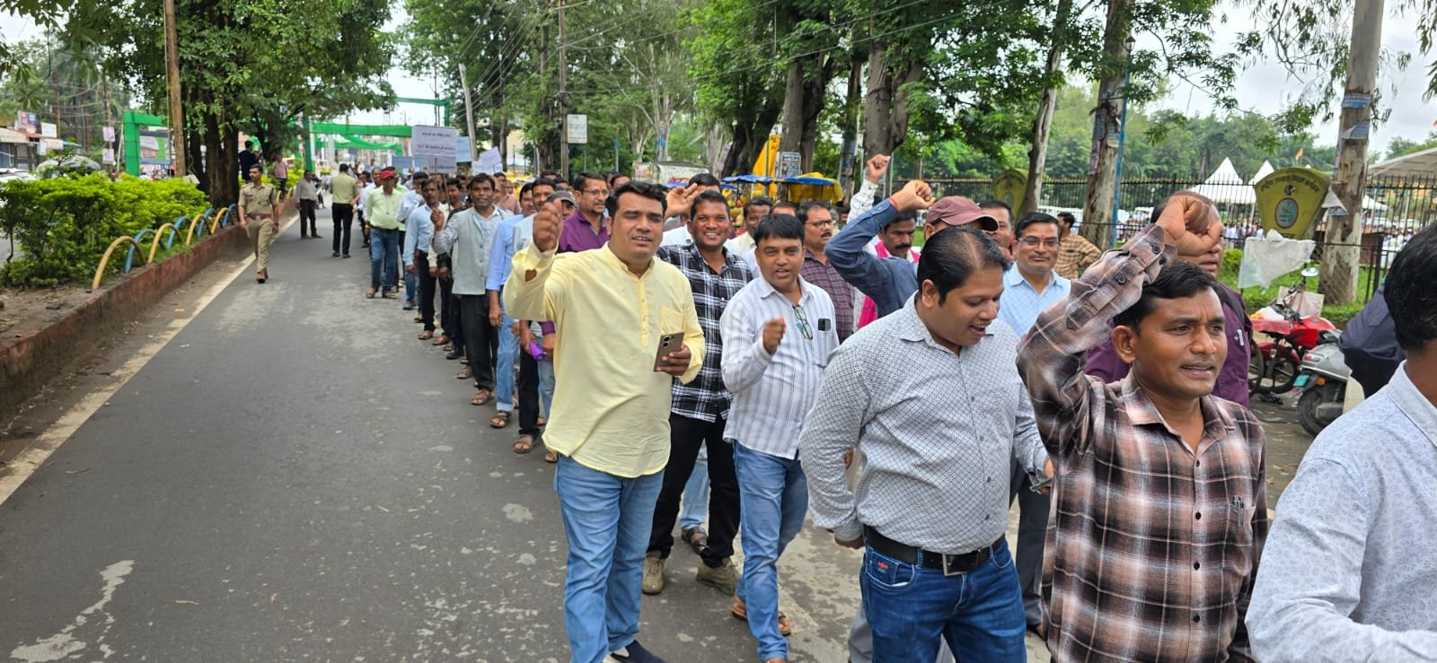Ambikapur News : TET मुक्ति महारैली में गूंजा शिक्षकों का आक्रोश, सेवा सुरक्षा और पदोन्नति में टीईटी की बाध्यता खत्म करने की मांग 2 TheTarget365 – देश-दुनिया की हर खबर
