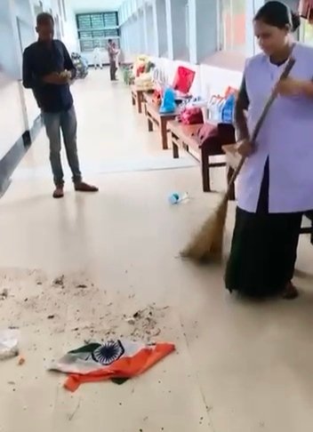 Ambikapur News : राष्ट्रीय ध्वज पर झाड़ू लगाने का वीडियो वायरल, होली क्रॉस अस्पताल प्रबंधन ने साधी चुप्पी 1 TheTarget365 – देश-दुनिया की हर खबर