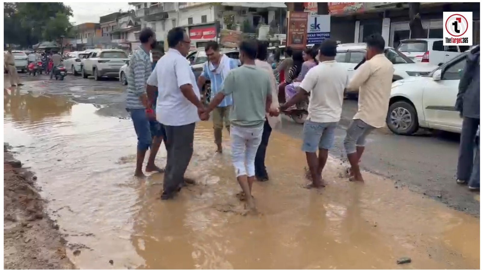 Ambikapur News : जर्जर सड़कों के खिलाफ अनोखा प्रदर्शन, गड्ढों में उतरकर नाचे प्रदर्शनकारी