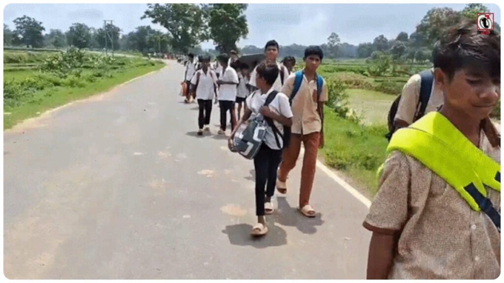 Odisha School News : ओडिशा में 180 स्कूली बच्चे 12 किलोमीटर पैदल चले, स्कूल व्यवस्था पर फूटा गुस्सा