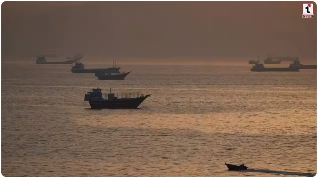 Strait of Hormuz: होर्मुज में जहाजों पर मंडराया खतरा, UAE का आरोप- ईरान ने मिसाइल दागी