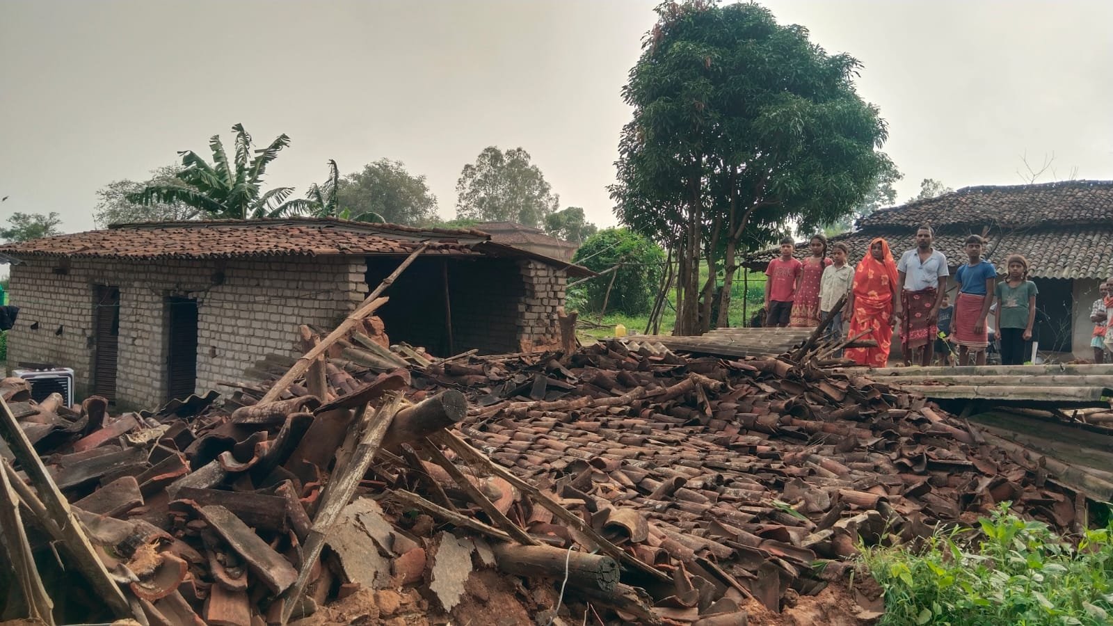 House Collapse : घर से बाहर निकलते ही ढह गया पूरा मकान, 6 लोगों की बची जान; मलबे में दबा लाखों का सामान 3 TheTarget365 – देश-दुनिया की हर खबर
