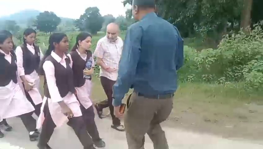 Student Protest : 30 किलोमीटर पैदल कलेक्टर से शिकायत करने निकलीं एकलव्य स्कूल की छात्राएं, हॉस्टल की बदहाली और प्रिंसिपल के खिलाफ खोला मोर्चा 1 TheTarget365 – देश-दुनिया की हर खबर