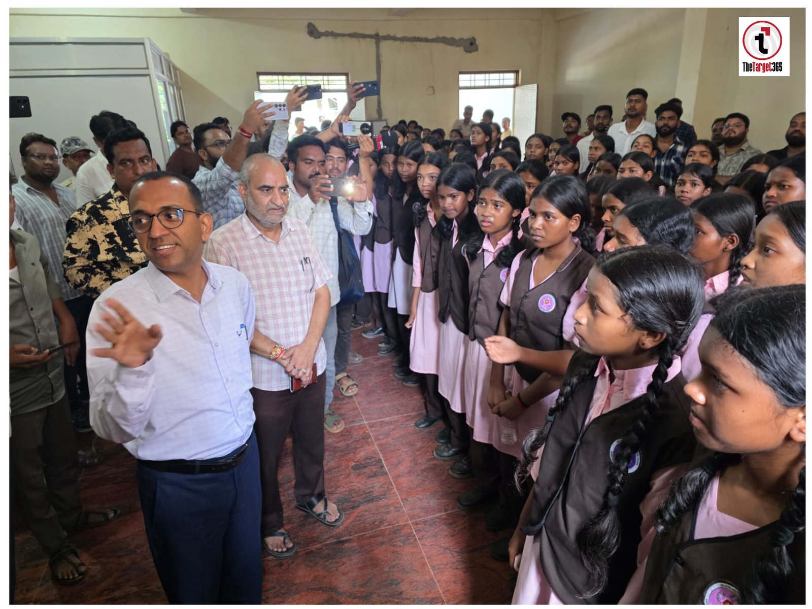 Ambikapur News Update : छात्राओं की शिकायत पर एक्शन में कलेक्टर, शिवपुर एकलव्य स्कूल की जांच के लिए 3 सदस्यीय कमेटी गठित