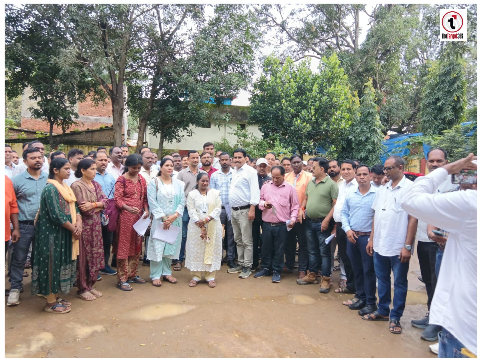 Ambikapur News : TET के आधार पर पदोन्नति से वंचित न करने की मांग, शिक्षकों ने संयुक्त संचालक को सौंपा ज्ञापन