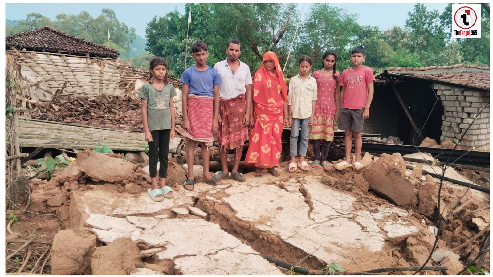 House Collapse : घर से बाहर निकलते ही ढह गया पूरा मकान, 6 लोगों की बची जान; मलबे में दबा लाखों का सामान