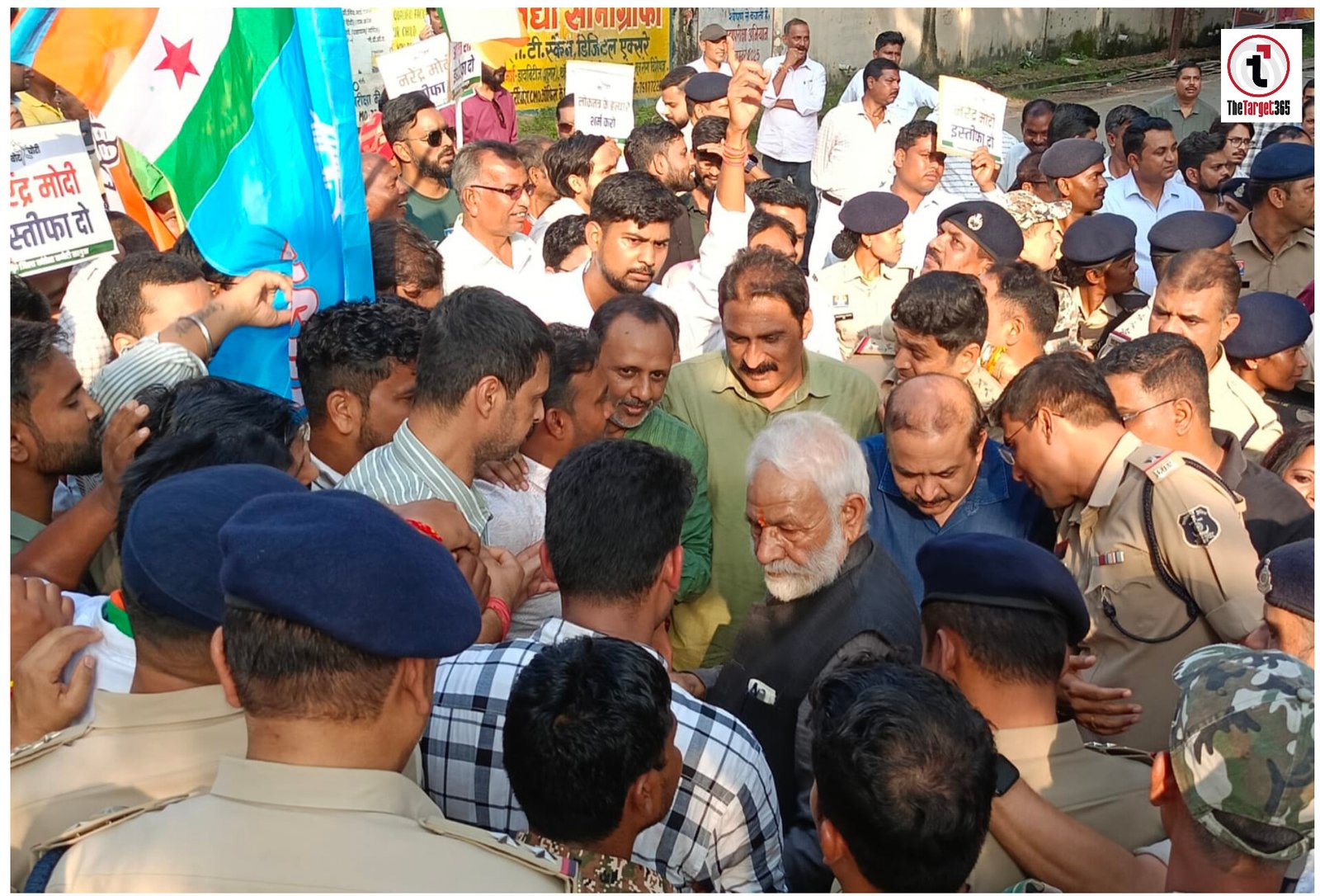 Congress Protest: चुनाव आयोग के खिलाफ कांग्रेस का हल्लाबोल, पुतला दहन के बाद कलेक्टोरेट घेराव