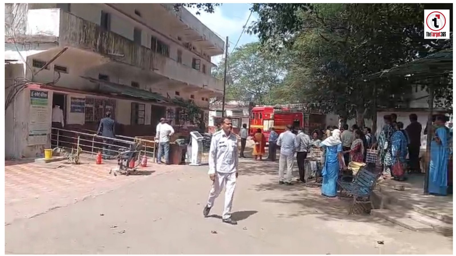 Ambikapur News : जिला न्यायालय परिसर में आग लगने से मचा हड़कंप, दमकल की टीम ने पाया काबू