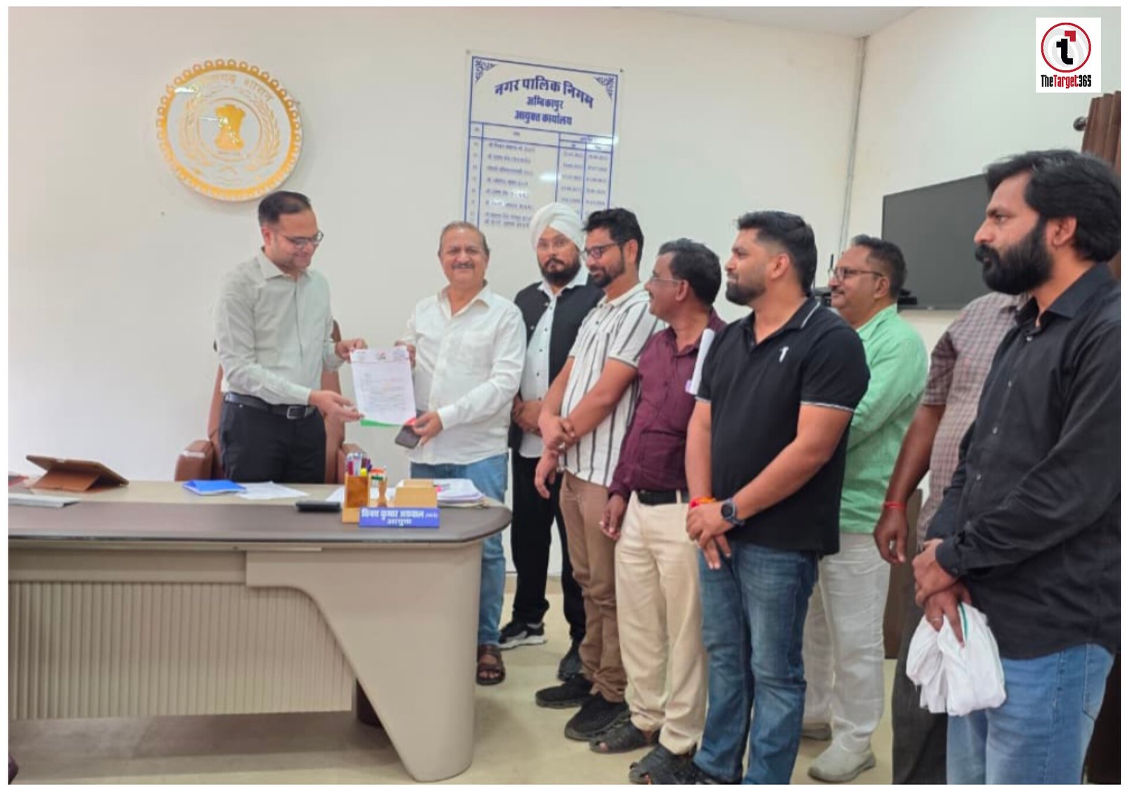 Ambikapur News : बदहाल सड़कों और सफाई व्यवस्था पर कांग्रेस ने उठाए सवाल, निगम आयुक्त को सौंपा ज्ञापन