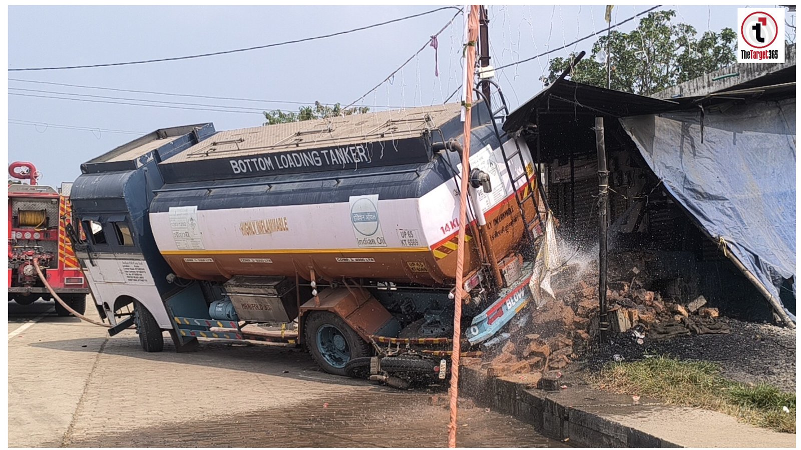 Ambikapur News: बेकाबू होकर 200 मीटर पीछे लुढ़का तेल टैंकर, होटल में घुसा, बाल-बाल टली बड़ी दुर्घटना