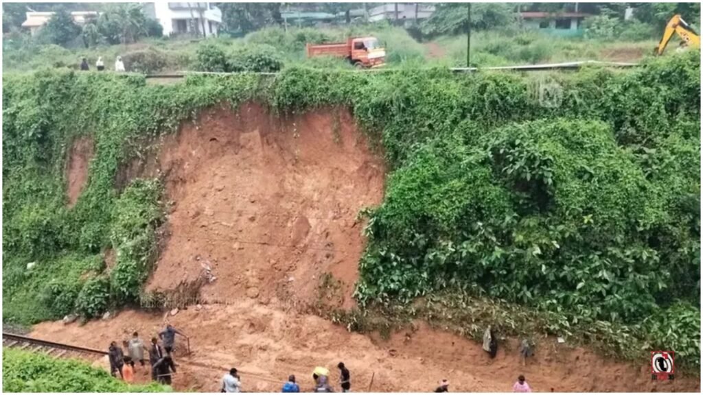 Kerala Landslide: केरल में भूस्खलन से रेल यातायात प्रभावित, एक्सप्रेस ट्रेन का इंजन बेपटरी