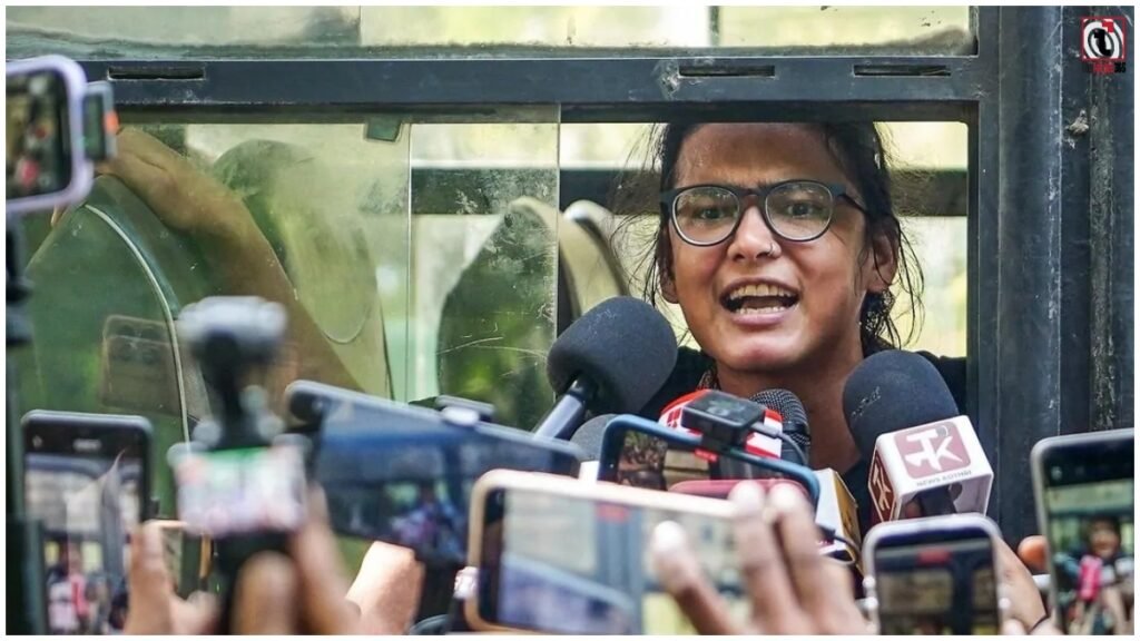 Neha Bora Detained: बिना नंबर प्लेट की गाड़ी में ले गई पुलिस? AISA अध्यक्ष की हिरासत पर समर्थकों का हंगामा