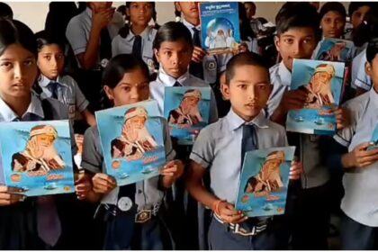 स्कूल में आसाराम से जुड़ी किताब बांटने पर विवाद