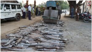 Ambikapur Police Action : अंबिकापुर में 800 मॉडिफाइड साइलेंसरों को रोड रोलर से कुचला, सरगुजा पुलिस ने की कार्रवाई