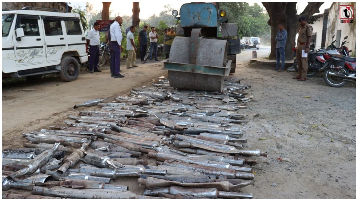 Ambikapur Police Action : अंबिकापुर में 800 मॉडिफाइड साइलेंसरों को रोड रोलर से कुचला, सरगुजा पुलिस ने की कार्रवाई