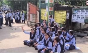 CG School Controversy: गोबरा नवापारा में छात्राओं का प्रदर्शन, प्राचार्य पर फेल करने की धमकी का आरोप