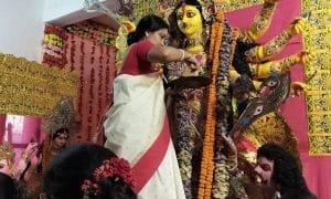 सिंदूर खेला के बाद गाजे-बाजे से विदा हुई मां दुर्गा