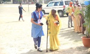 मतदान के लिए गजब उत्साह, सुबह से लगी लंबी कतारें