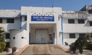 जेल सुरक्षा पर फिर उठे सवाल, मोबाइल वीडियो प्रकरण में दो आरक्षक सस्पेंड