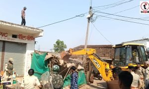 मैनपाट में अतिक्रमण पर चला प्रशासन का बुलडोजर, विरोध के बीच भारी पुलिस बल तैनात