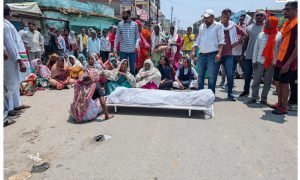Ambikapur News : ड्यूटी के दौरान दर्दनाक हादसा, महिला सुरक्षाकर्मी की मौत पर बवाल — मुआवजे की मांग को लेकर चक्काजाम