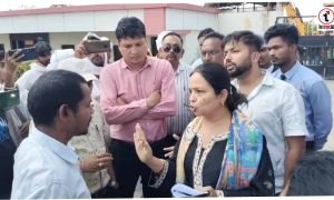 शासकीय भूमि पर अतिक्रमण हटाने कमोदा रिजॉर्ट पहुंचा प्रशासन, दबाव में वापस लौटा