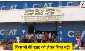 Shortage Of Fertilizer : खाद के लिए समितियों में उमड़ी भीड़, घंटों कतार में खड़े किसान; कालाबाजारी का आरोप