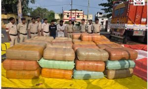 Balrampur Police : 10 करोड़ का गांजा जब्त, उड़ीसा से यूपी जा रहे ट्रक से 1941 किलो गांजा बरामद, दो अंतरराज्यीय तस्कर गिरफ्तार