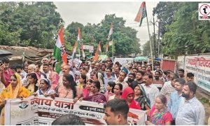 Surguja Congress : सत्ताधारी नेताओं से जुड़े मामलों में पुलिस की निष्क्रियता पर कांग्रेस का हमला, बरसते पानी में रैली निकाल आईजी को सौंपा ज्ञापन